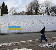 Ant sniego nupie&scaron;ta Ukrainos vėliava
