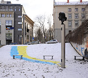 Ant sniego nupie&scaron;ta Ukrainos vėliava