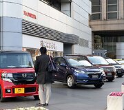 &bdquo;Honda&ldquo; automobiliai prie parduotuvės