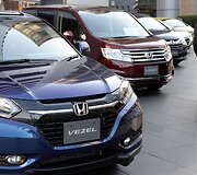 &bdquo;Honda&ldquo; automobiliai prie parduotuvės
