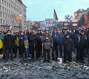Kijeve protestuotojai dainuoja Ukrainos himną.