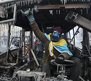 Protestuotojas sudegusiame autobuse