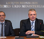Vigilijus Jukna (de&scaron;inėje