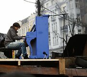 Ruslana Lyžičko groja pianinu Kijeve