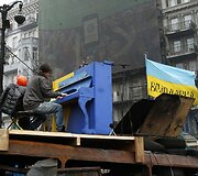 Ruslana Lyžičko groja pianinu Kijeve