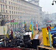 Ruslana Lyžičko groja pianinu Kijeve
