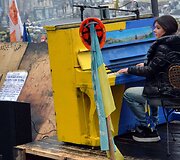 Ruslana Lyžičko groja pianinu Kijeve
