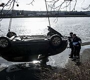 I&scaron; upės keliamas nuskendęs automobilis, kuriame rasti tėvo ir jo keturmetės dukros kūnai