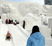 Vaikai čiuožinėja Sapporo sniego festivalyje 