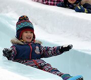 Vaikas čiuožia Sapporo sniego festivalyje 