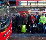 Londone autobuso laukiantys žmonės