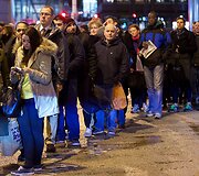 Londone autobuso laukiantys žmonės