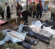 Uždengti žuvusių protestuotojų kūnai