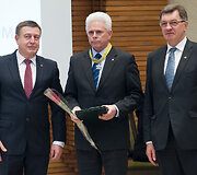 Vyriausybėje apdovanoti Lietuvos ekonomikai nusipelnę verslininkai.