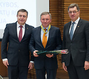 Vyriausybėje apdovanoti Lietuvos ekonomikai nusipelnę verslininkai.