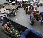 Tailando ryžių augintojai užblokavo greitkelį 