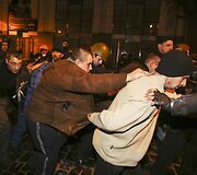 I&scaron;vedami protestuotojų sulaikyti policininkai, kurie buvo apsirengę civilių drabužiais