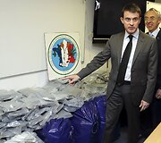 Prancūzijos vidaus reikalų ministras Manuelis Vallsas prie kokaino pakuočių.
