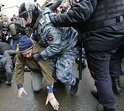 Policininko sulaikomas protestuotojas