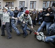 Policininkų sulaikomi protestuotojai.