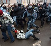Policininkų sulaikomi protestuotojai