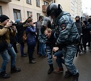 Prie Maskvos teismo rūmų sulaikomi protestuotojai 