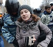 Prie Maskvos teismo rūmų sulaikomi protestuotojai 