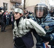 Prie Maskvos teismo rūmų sulaikomi protestuotojai 