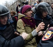 Prie Maskvos teismo rūmų sulaikomi protestuotojai 