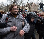 Prie Maskvos teismo rūmų sulaikomi protestuotojai 