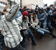 Prie Maskvos teismo rūmų sulaikomi protestuotojai 
