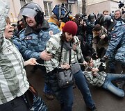 Prie Maskvos teismo rūmų sulaikomi protestuotojai 
