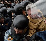 Prie Maskvos teismo rūmų sulaikomi protestuotojai 
