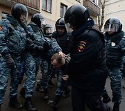 Prie Maskvos teismo rūmų sulaikomi protestuotojai 