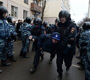 Prie Maskvos teismo rūmų sulaikomi protestuotojai 