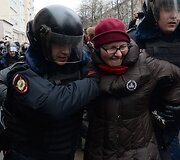 Prie Maskvos teismo rūmų sulaikomi protestuotojai 