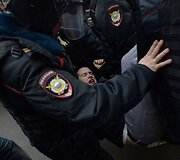 Prie Maskvos teismo rūmų sulaikomi protestuotojai 