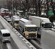 Dėl gausaus sniego keliuose susidarė transporto spūstys 