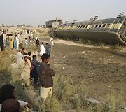Pakistane per bombos sprogimą nuo bėgių nuvirto keleivinis traukinys 