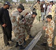 Pakistane per bombos sprogimą nuo bėgių nuvirto keleivinis traukinys 