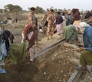 Pakistane per bombos sprogimą nuo bėgių nuvirto keleivinis traukinys 