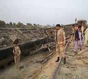 Pakistane per bombos sprogimą nuo bėgių nuvirto keleivinis traukinys 