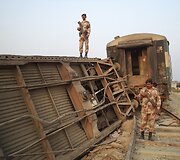 Pakistane per bombos sprogimą nuo bėgių nuvirto keleivinis traukinys 