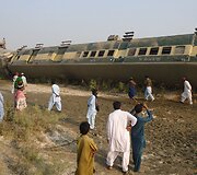 Pakistane per bombos sprogimą nuo bėgių nuvirto keleivinis traukinys 