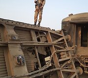 Pakistane per bombos sprogimą nuo bėgių nuvirto keleivinis traukinys 