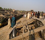 Pakistane per bombos sprogimą nuo bėgių nuvirto keleivinis traukinys 