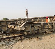 Pakistane per bombos sprogimą nuo bėgių nuvirto keleivinis traukinys 