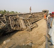 Pakistane per bombos sprogimą nuo bėgių nuvirto keleivinis traukinys 