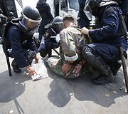Tailando policininkai sulaikė protestuotoją 