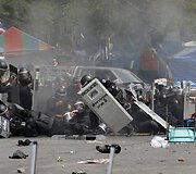 Po sprogimo nugriuvę Tailando policininkai 